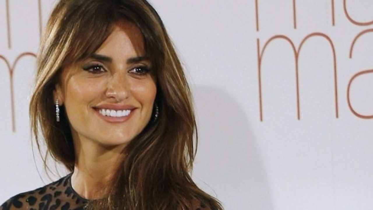 Eva Gonzàlez Eva González vince il concorso di bellezza di Miss Spagna nel 2003. Inoltre rappresenta il suo paese a Miss Universo 2003, ma purtroppo non riesce ad essere tra le prime 15 semifinaliste. Successivamente a questa esperienza la modella spagnola intraprende la sua carriera a livello internazionale, grazie ad un contratto con l’agenzia Elite Model Management. Partecipa alle sfilate di diverse case di moda spagnole ed è testimonial di aziende come Gillette, Reebok, Braun e Veet. Spesso è apparsa sulle copertine di Maxim, Mujer 21, Línea Saludable e molte altre riviste spagnole.